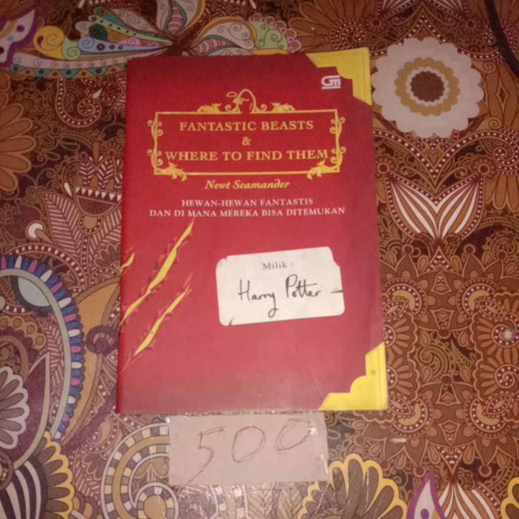 BUKU FANTASTIC BEASTS & WHERE TO FIND THEM (GM)