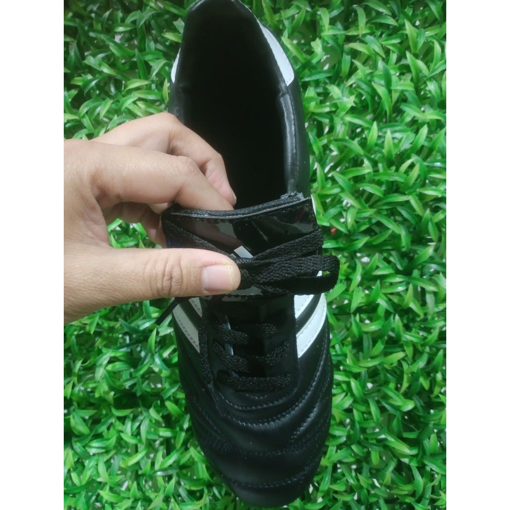 Sepatu bola kulit pria ringan empuk dan sangat cocok untuk semua tipe lapangan