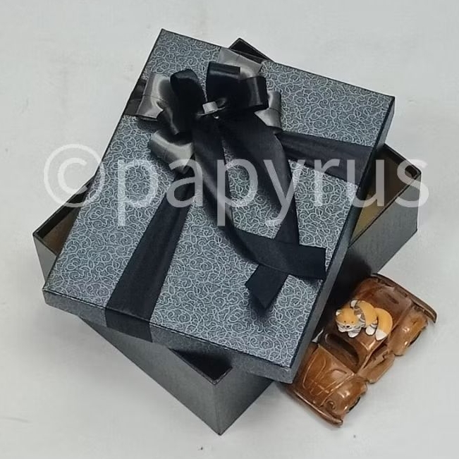 

PAPYRUS Kombinasi 20x25 Tinggi 8cm Kotak Kado Gift Box Hardbox Hampers V1