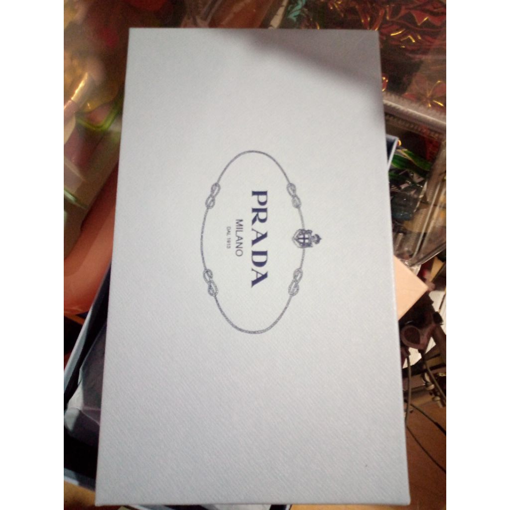 

Kardus bekas sepatu prada