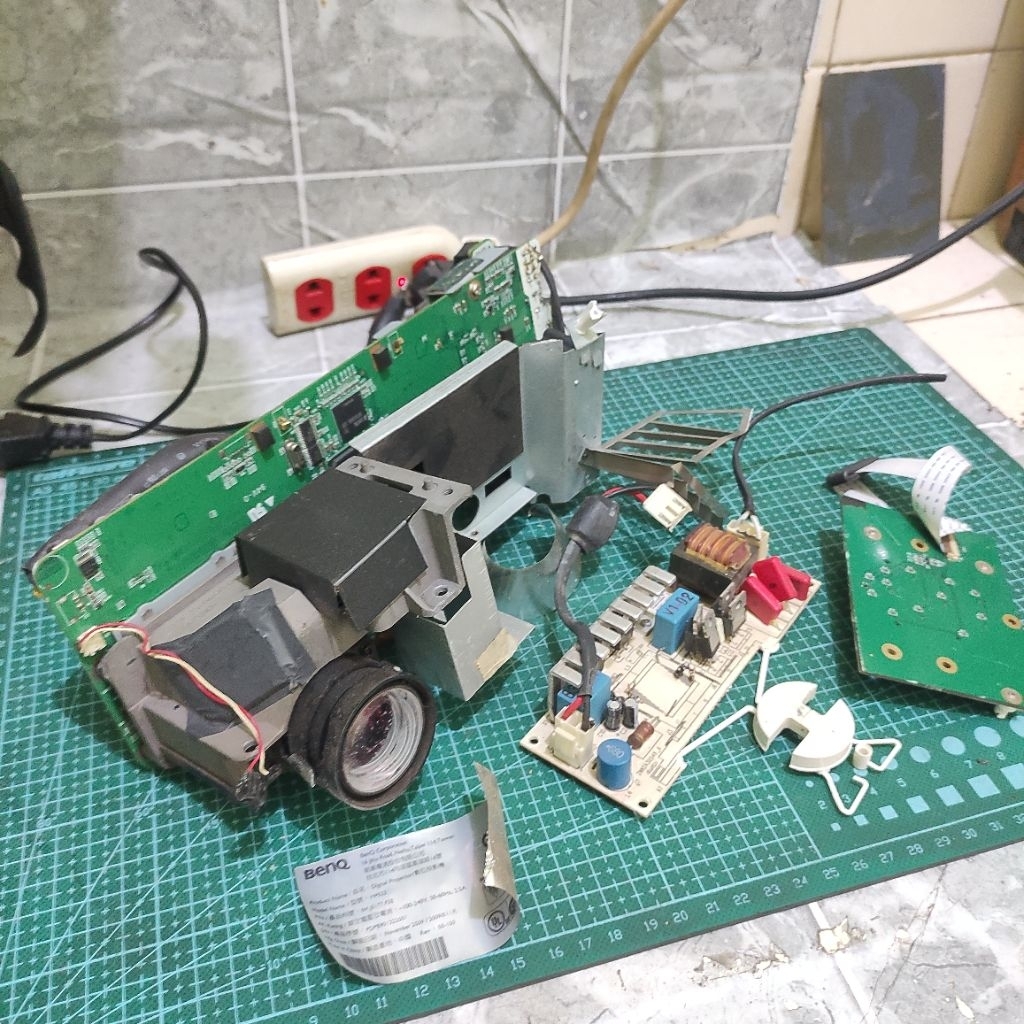 mesin module motherboard proyektor lensa optik proyektor BENQ MODEL MP523
