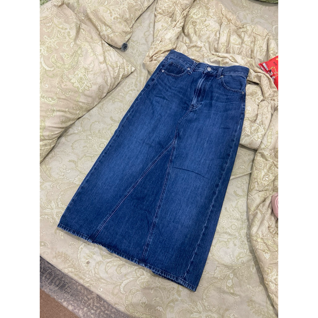 (PRELOVED) UNIQLO ROK DENIM PANJANG SIZE S