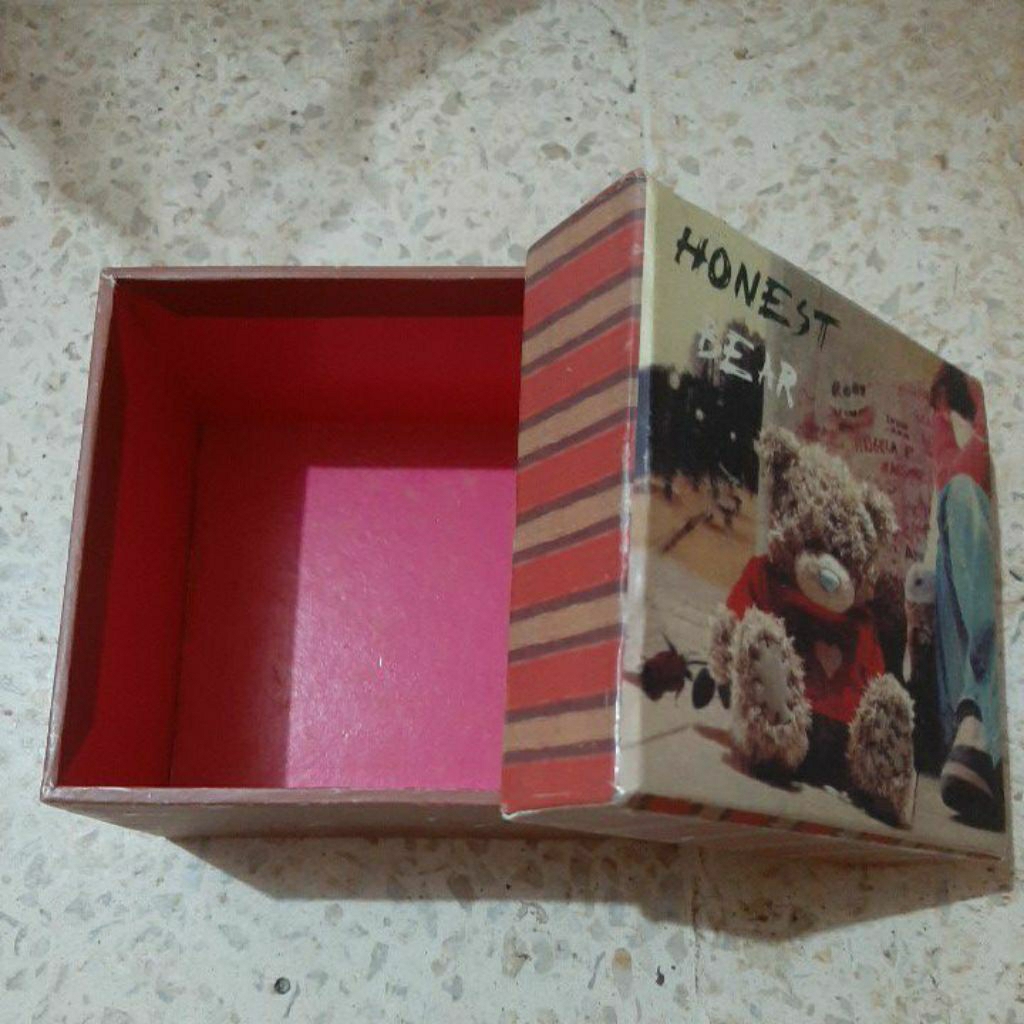 

Preloved kotak untuk kado,untuk simpan apa pun barang2 biar lebih rapi ukuran 9,5x 9,5 x 6cm