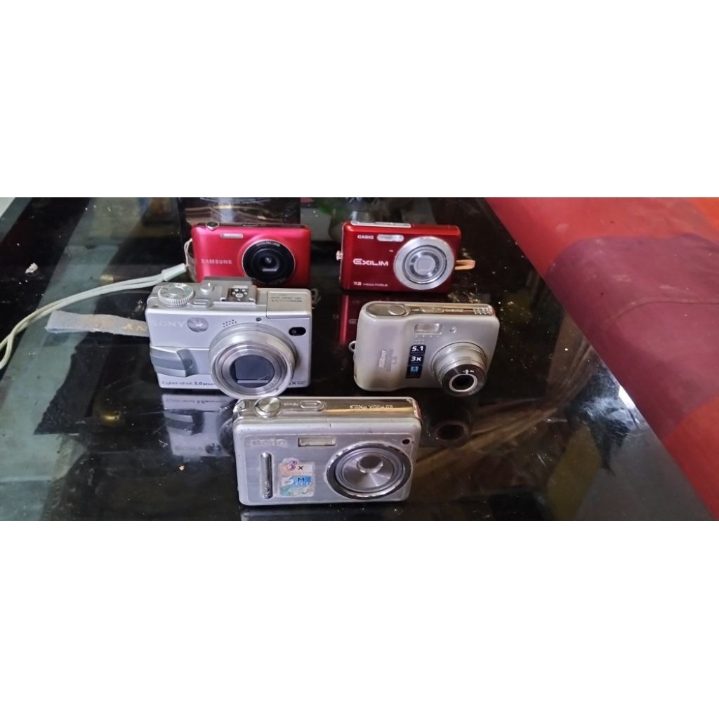 Camera Vintage,,   1). Samsung ES 95         2). Sony DSC-V1       3). BEN Q   DC E605         4). E