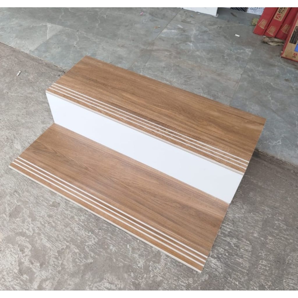 GRANIT TANGGA MOTIF KAYU