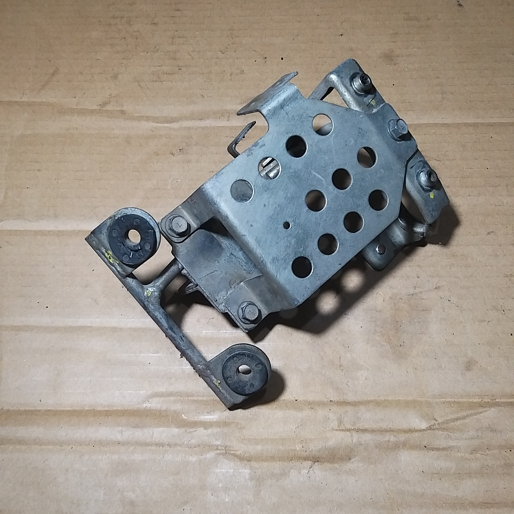 Bracket dudukan body depan suzuki skydrive skywave spin 125 original copotan