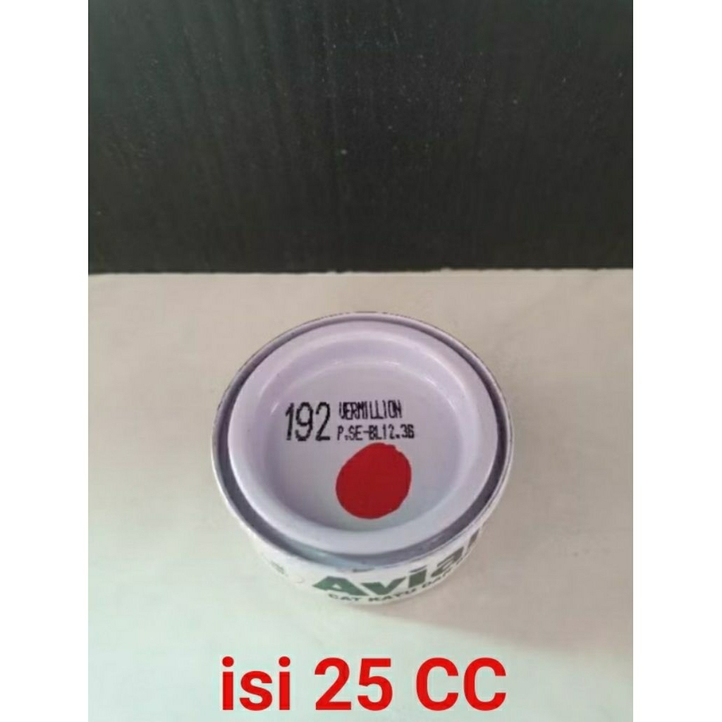 Cat kayu dan besi avian warna merah, isi 25 cc