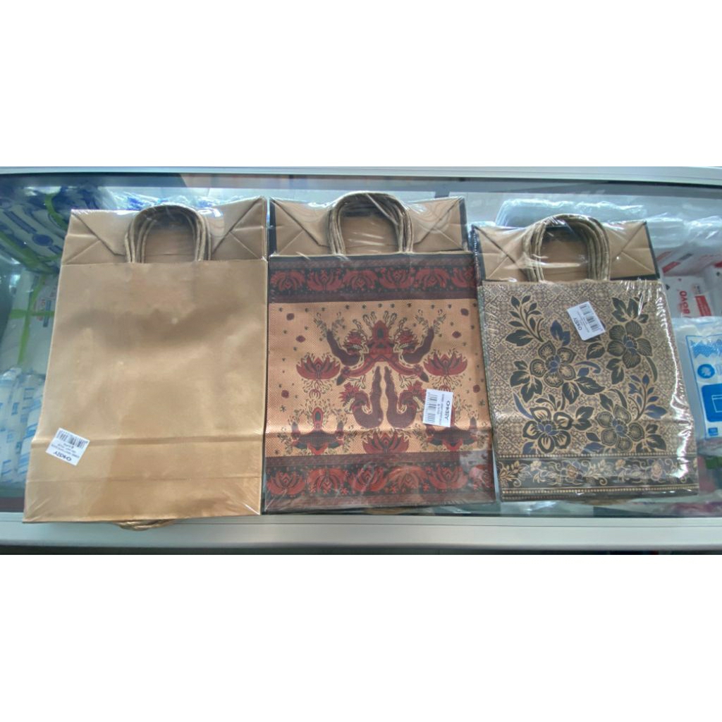 

PAPER BAG OKEY KRAFT MOTIF/POLOS TALI PLINTIR UKURAN 24X22 29X24 ISI 10