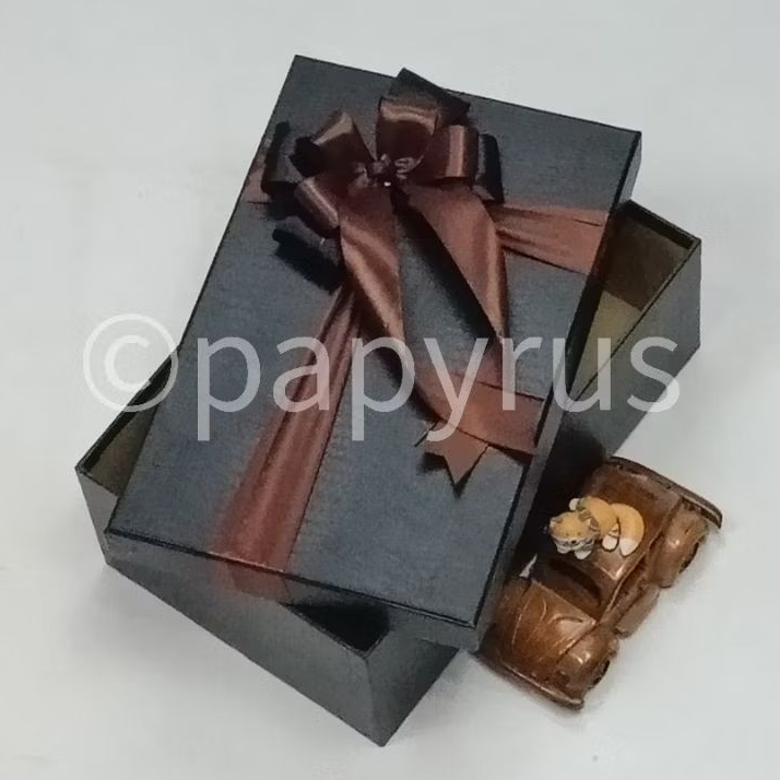 

PAPYRUS 17,5x27,5 Tinggi 8cm Kotak Kado Gift Box Hardbox Hampers V1
