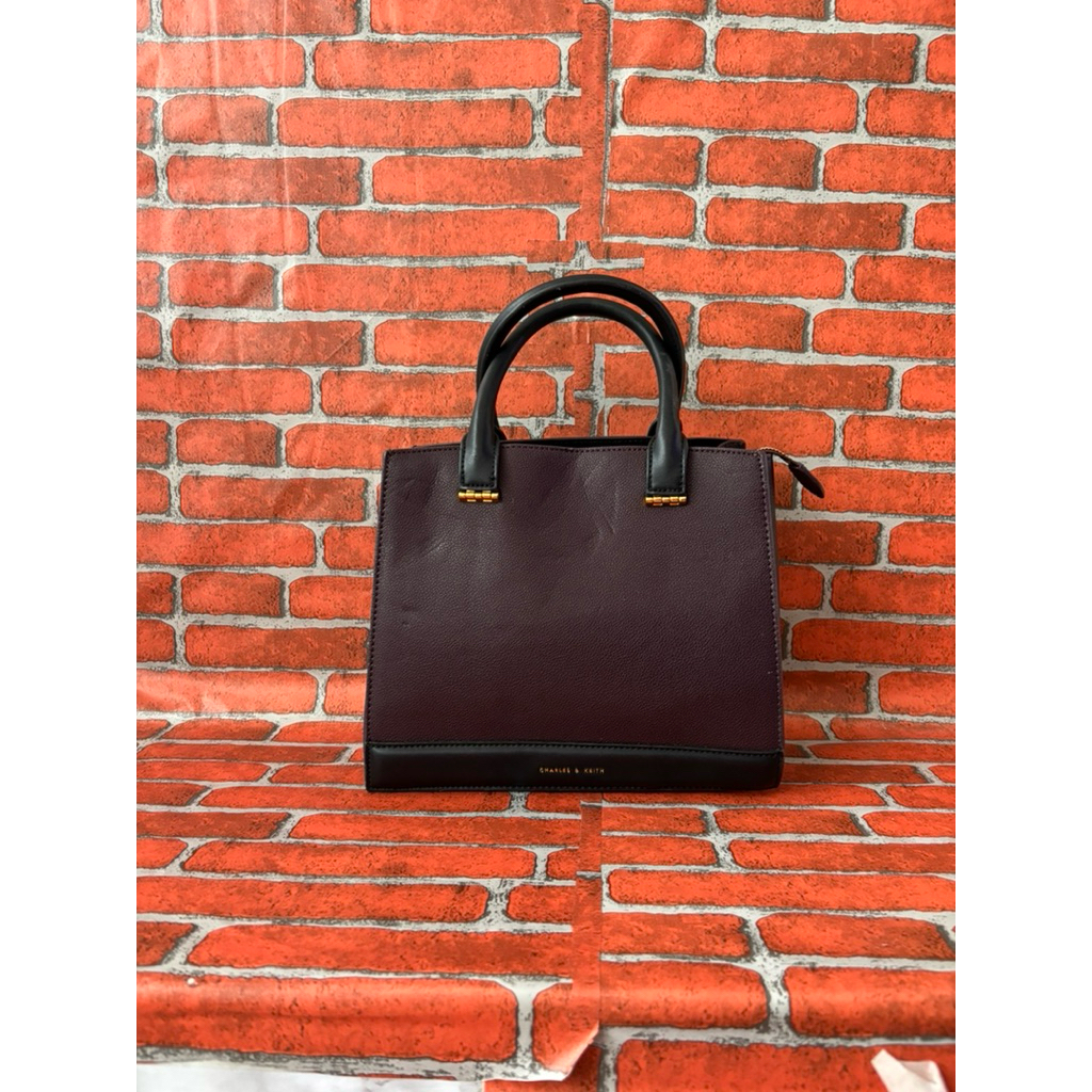 TAS TOP HANDLE PESTA WANITA CHARLES & KEITH KULIT MAROON SECOND / TAS TENTENG PESTA WANITA KULIT MAR