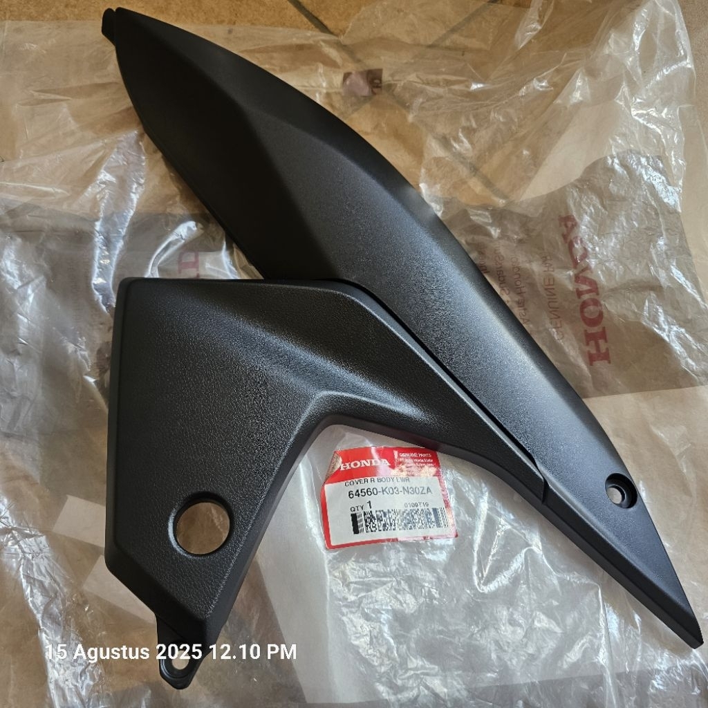 Cover sambungan body Revo Fi kanan. 64560-K03-N30ZA