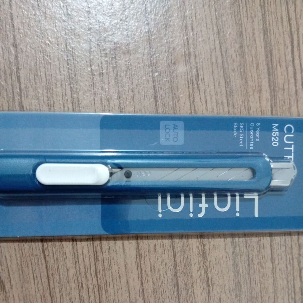 

CUTTER DELI EM520 BIRU