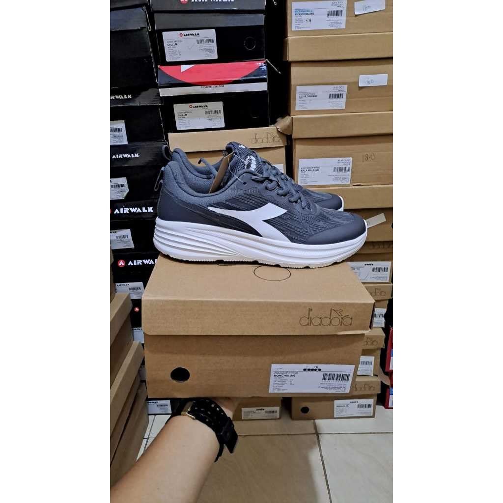 Sepatu Diadora Monchis Men's  Running Warna Dark Grey