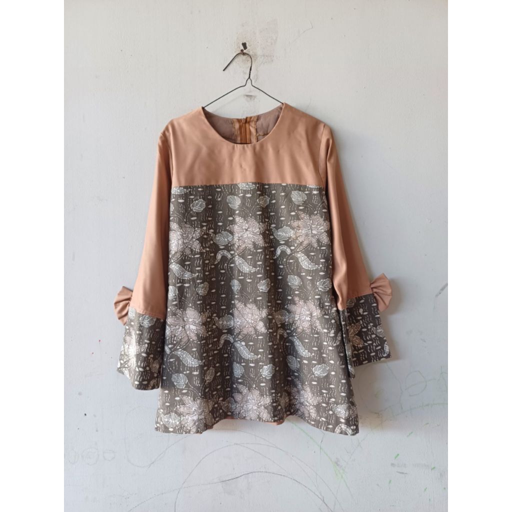 Preloved Batik Kombinasi Khaki Lucu Blouse Top