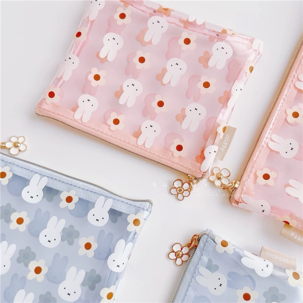 

[PREORDER] Dompet & Tempat Pensil Transparan Motif Bunga Daisy dan Kelinci – PVC Imut untuk Aksesoris & Alat Tulis