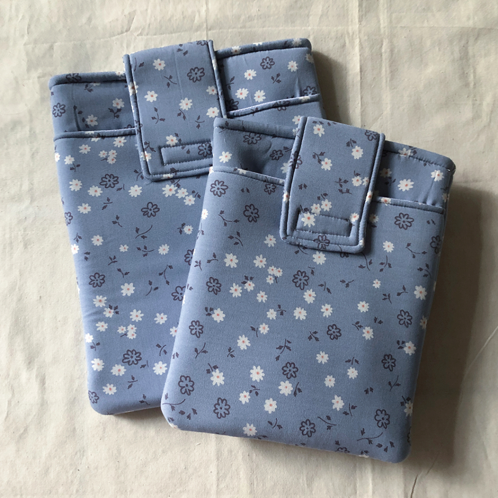 

[By Cloudsleeves] Booksleeve Blue Daisies / Tas Buku / Sarung Buku / Book sleeve with Front pocket