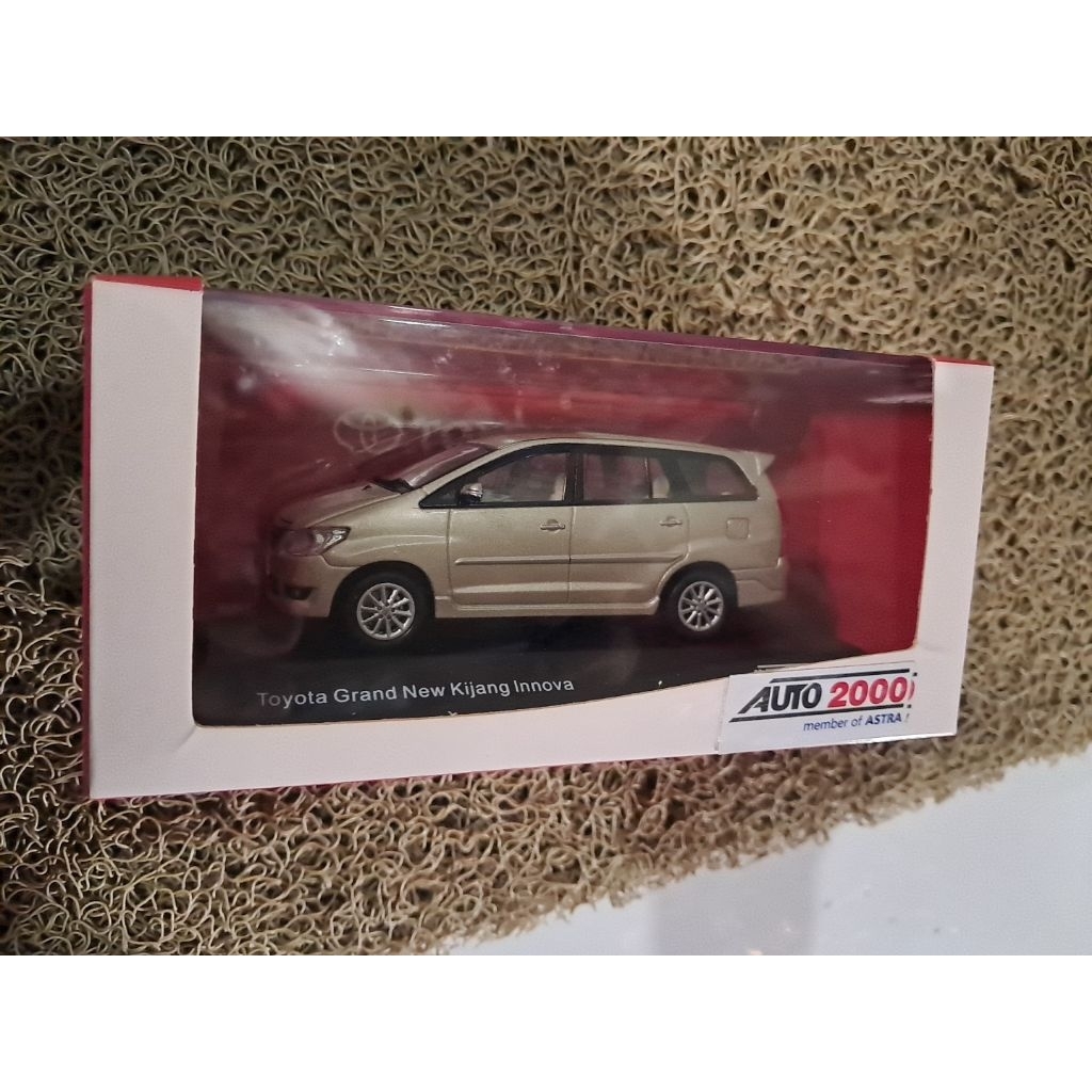 Diecast toyota asli grand New kijang innova inova miniatur mini atur die cast auto 2000 cocok pajang