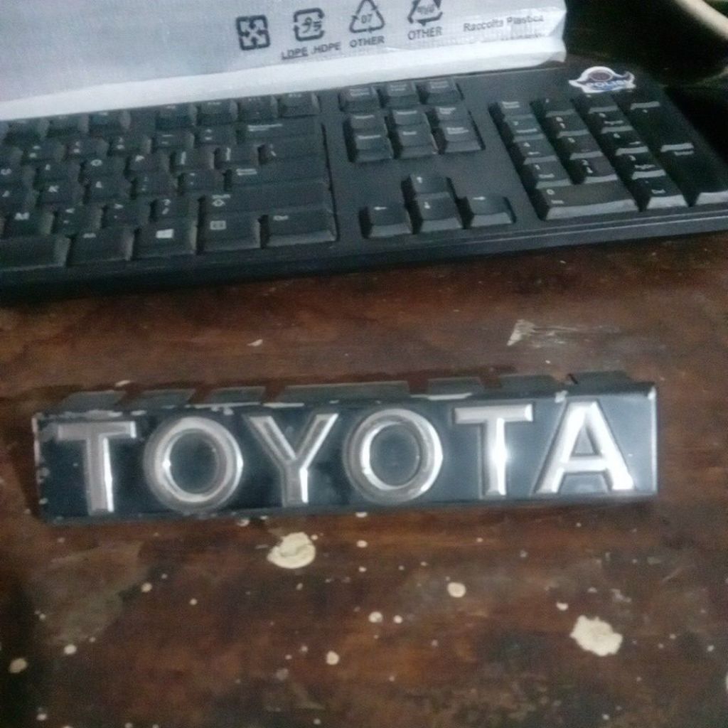 emblem toyota corolla se salon