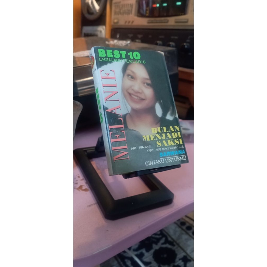 KASET MELANIE BULAN MENJADI SAKSI