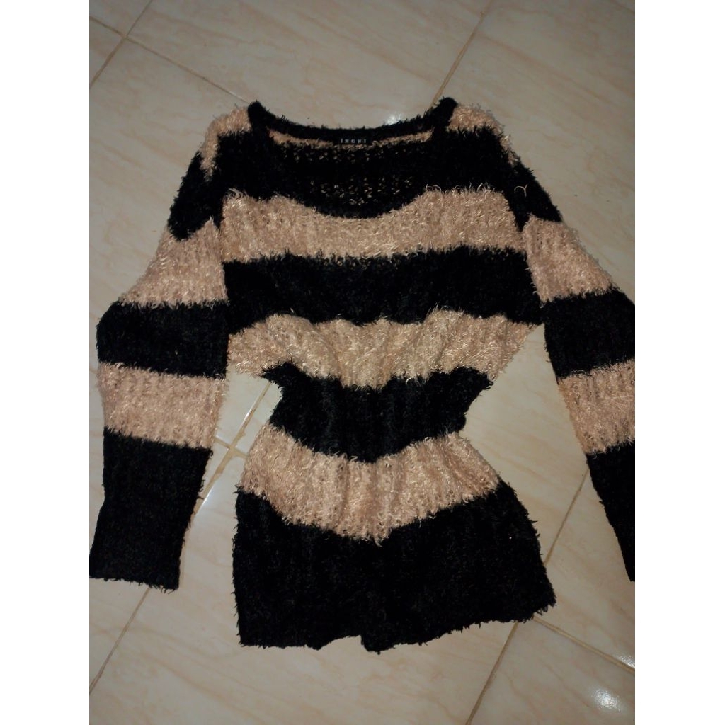 Preloved Sweater Rajut Jaring Bulu