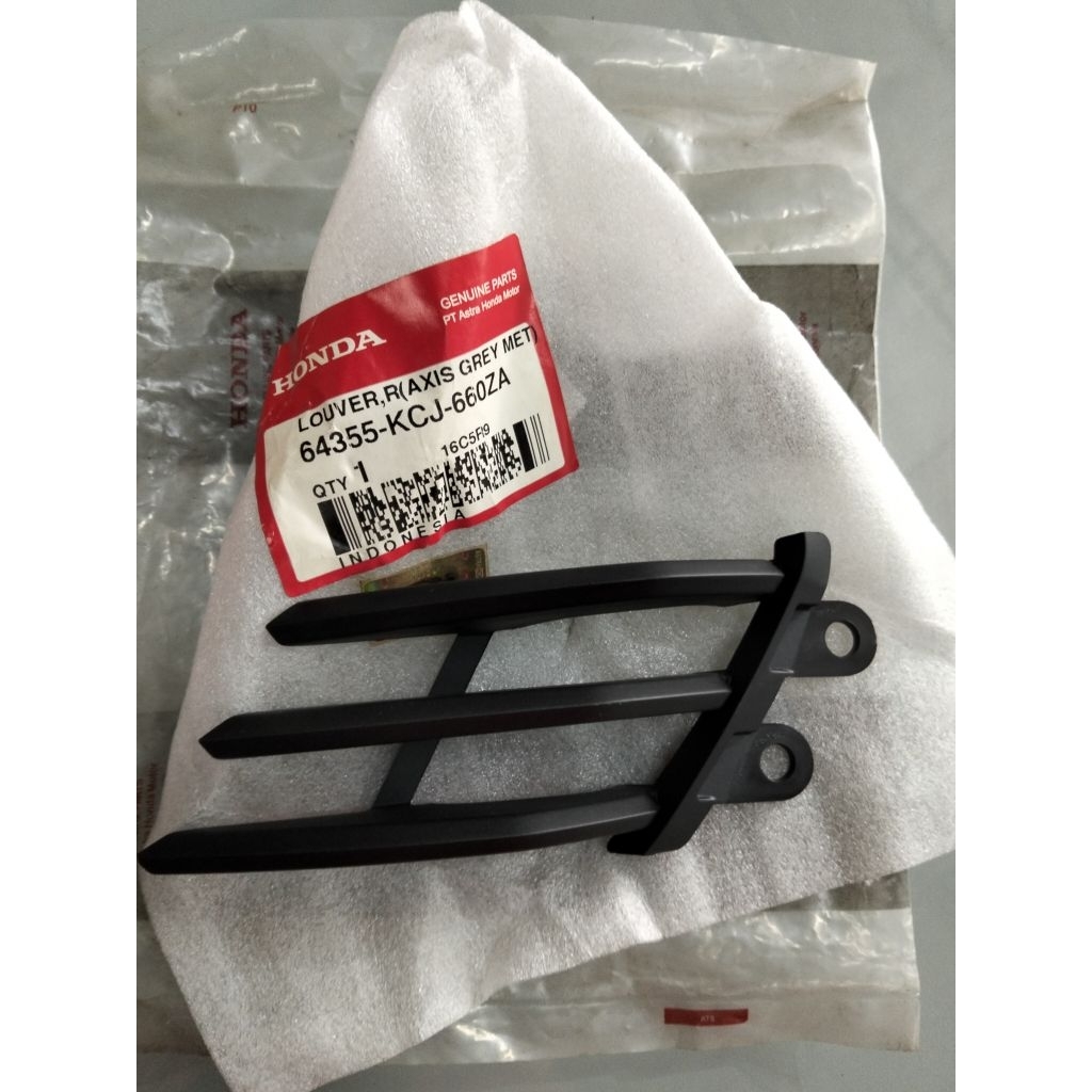 Louver sirip cover kuping tengki kanan untuk motor Tiger Revo number part 64355KCJ660ZA