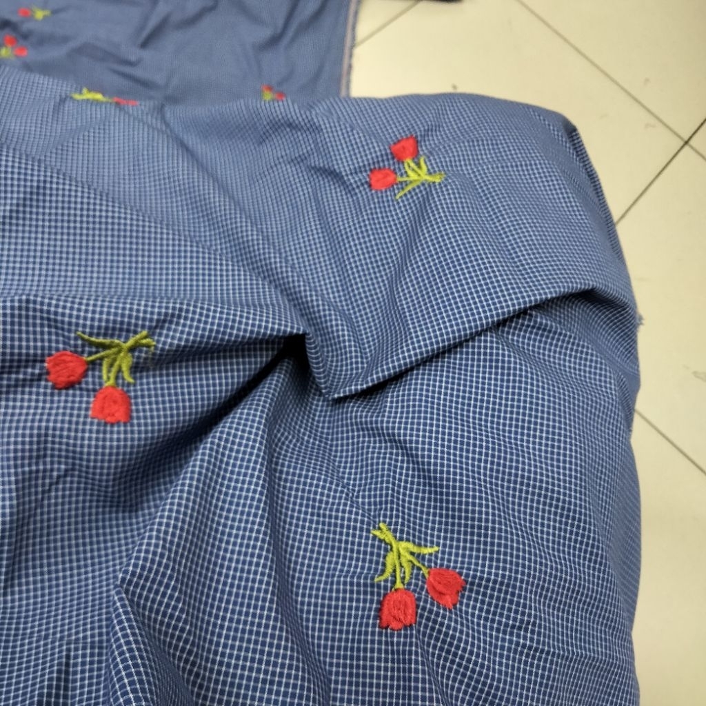 KAIN KATUN BORDIR KOTAK MOTIF BUNGA MERAH