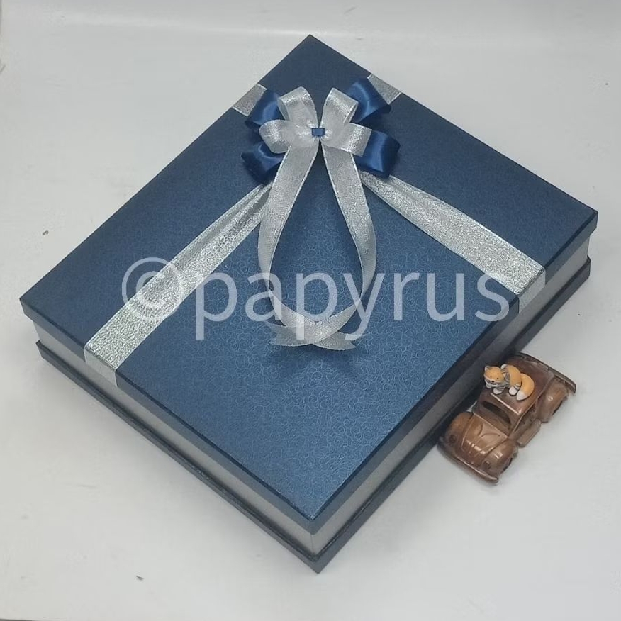 

PAPYRUS Sandwich 35x40 Tinggi 10cm Kotak Kado Gift Box Hardbox Hampers Hadiah V1