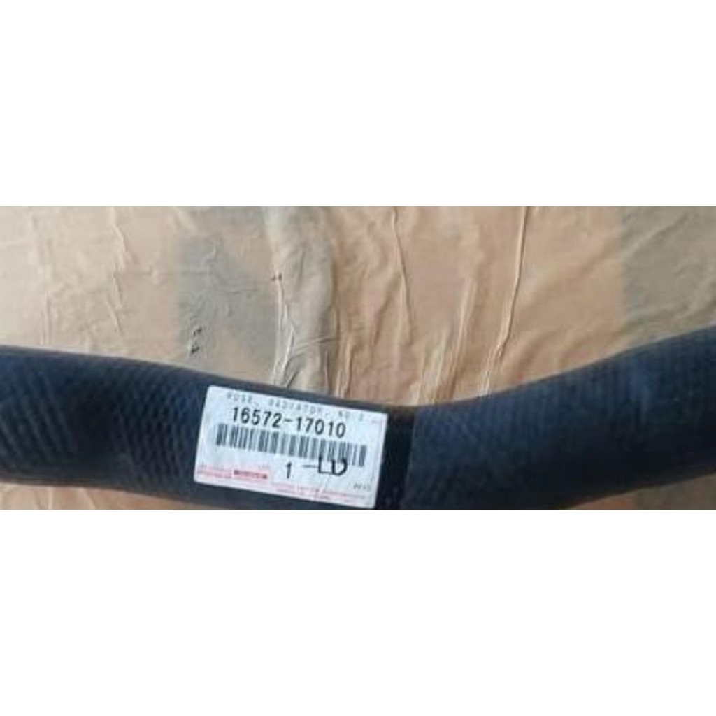 Selang Radiator Bawah Land Cruiser VX80 HDJ80 16572-17010 Selang Radiator Bawah Land Cruiser VX80 HD