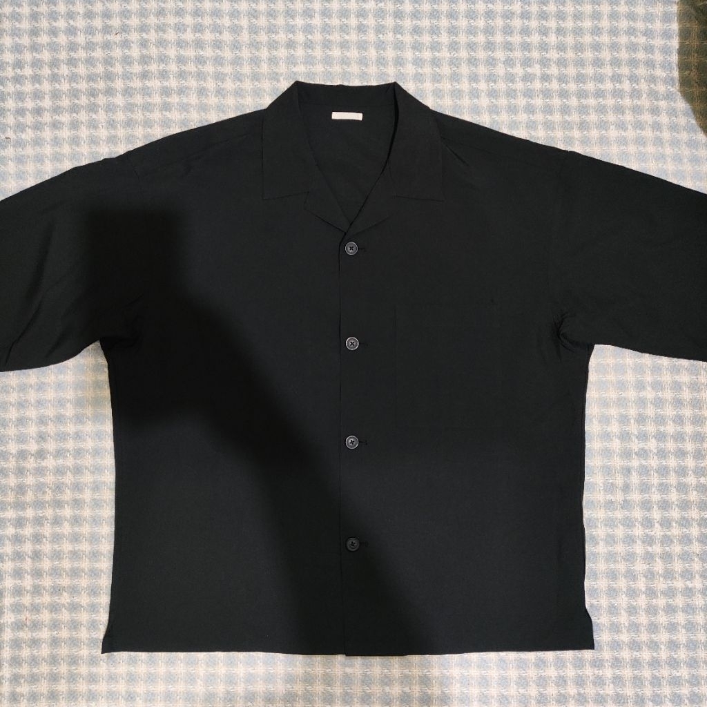 kemeja GU by Uniqlo kerah terbuka hitam size L (likenew)