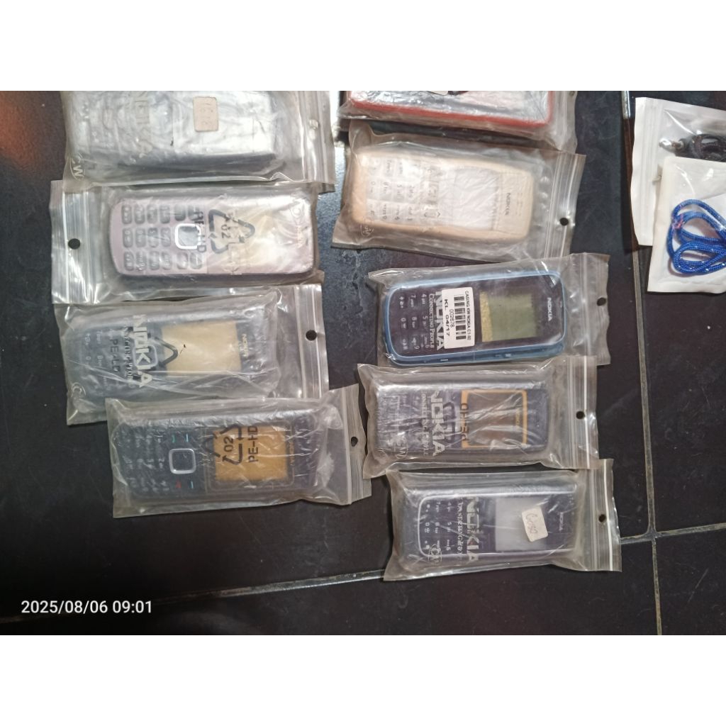 kesing nokia random 30 pcs (baru). stok lama. dan gantungan aksesoris.