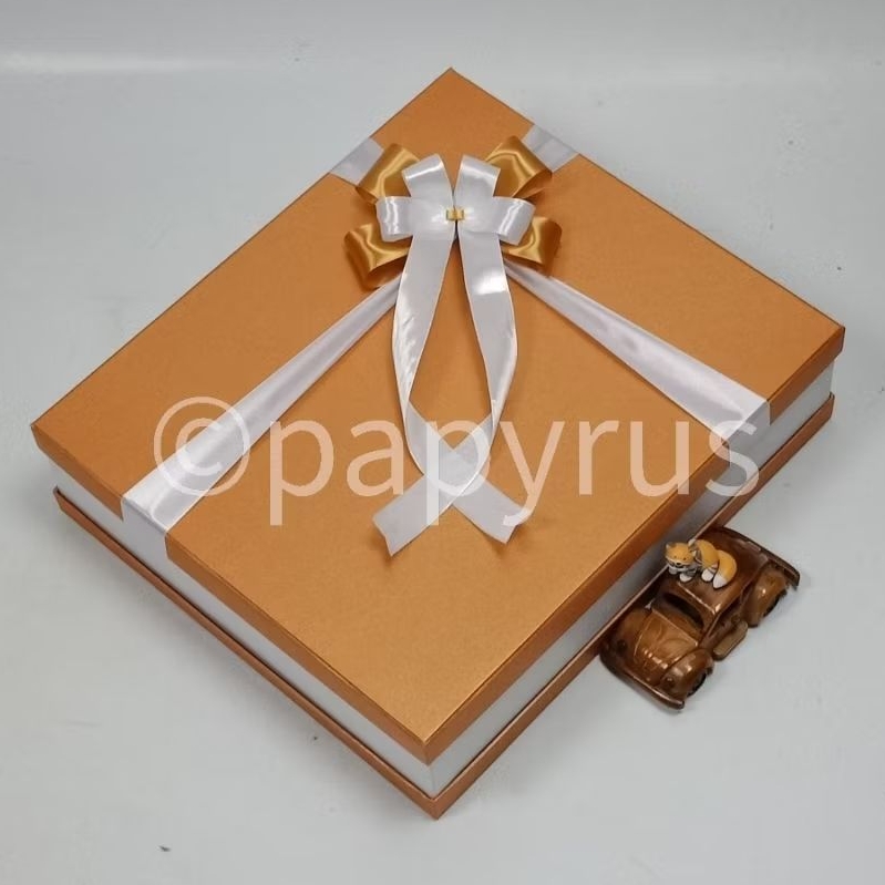 

PAPYRUS Sandwich 35x40 Tinggi 10cm Kotak Kado Gift Box Hardbox Hampers V3
