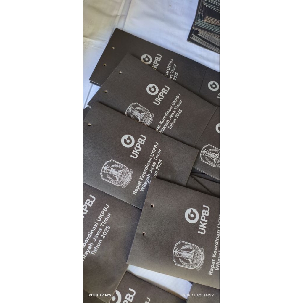 

paper bag hitam 25 x 10 x 30 sablon