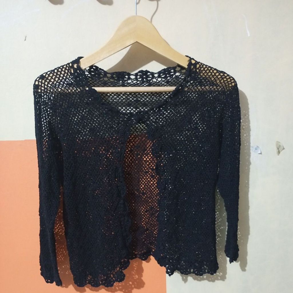 Outer hitam rajut kancing satu