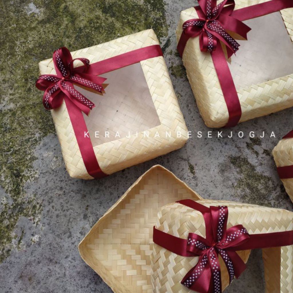 

sepasang besek blecing Mika pita