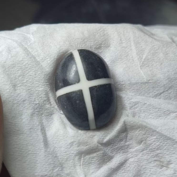 Batu motif tapak jalak warna hitam