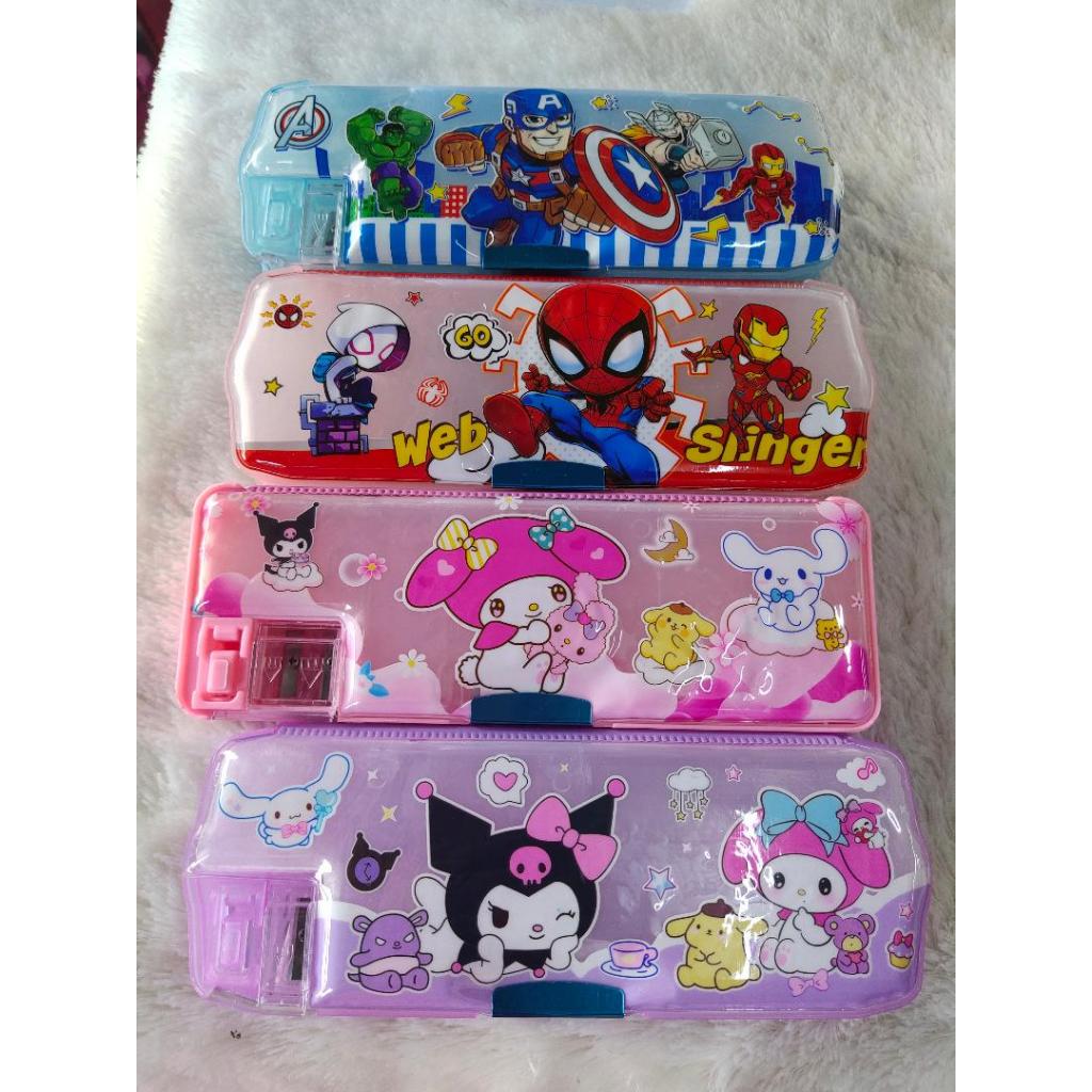 

Kotak Pensil Magnet Transparan Karakter 2 Sisi / Kotak Tempat Pensil Magnet Karakter Dengan Rautan Mini