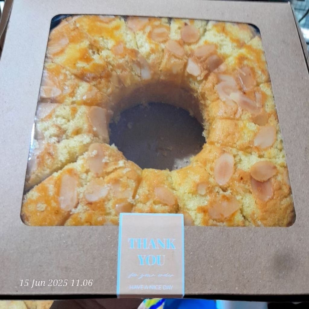 

Bolu Tape toping slice kacang Almond