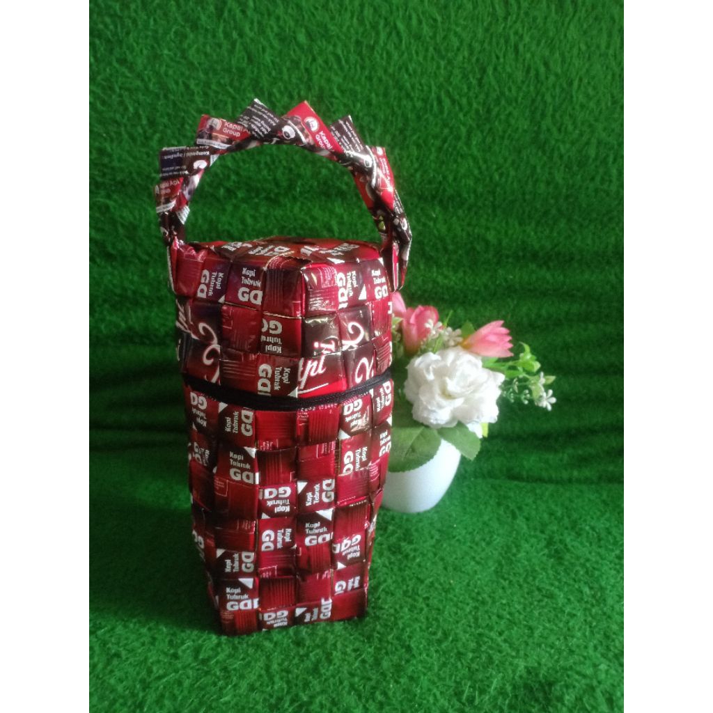 kerajinan tangan, tempat botol minum dari bungkus kopi.