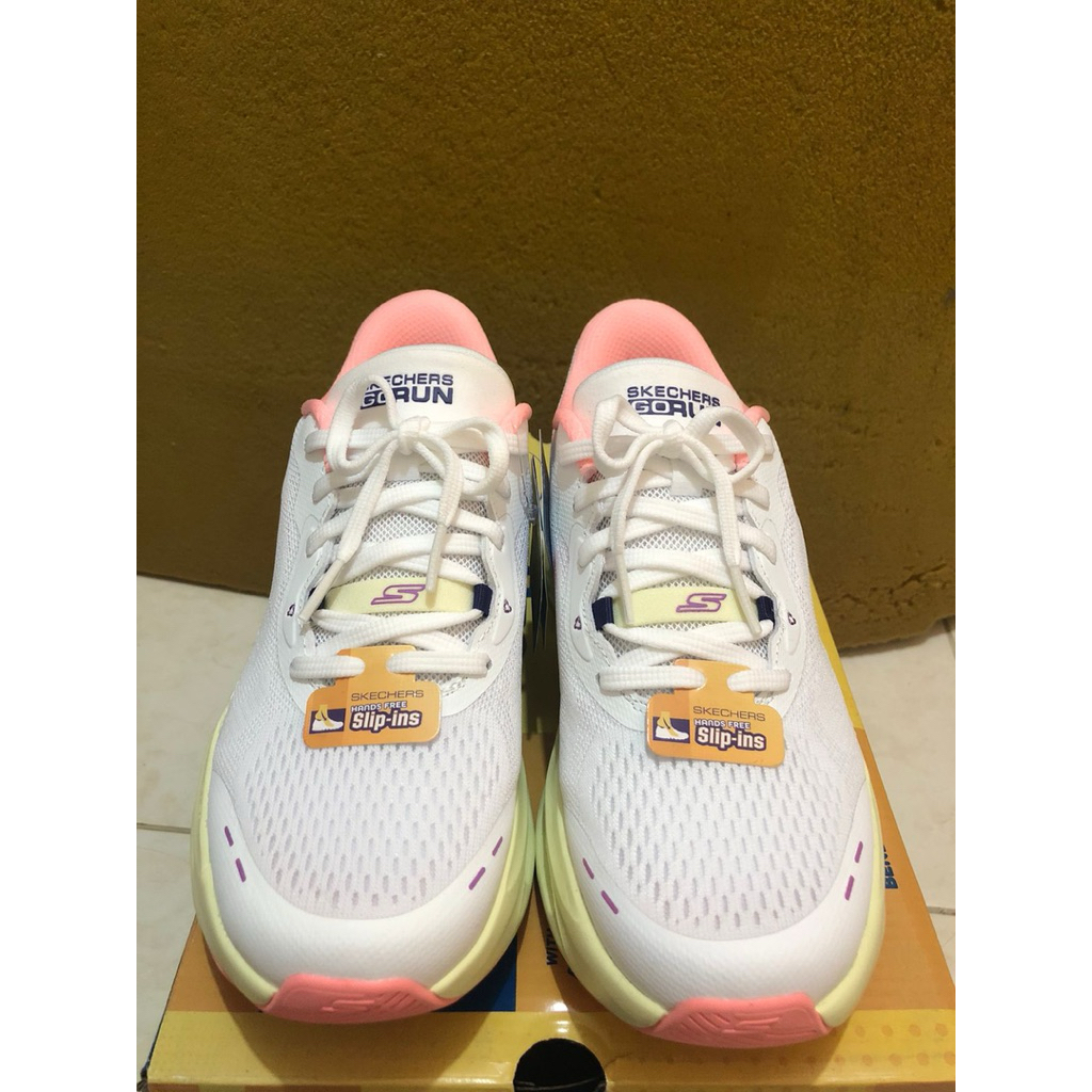 Sepatu Skechers max cushioning glide step