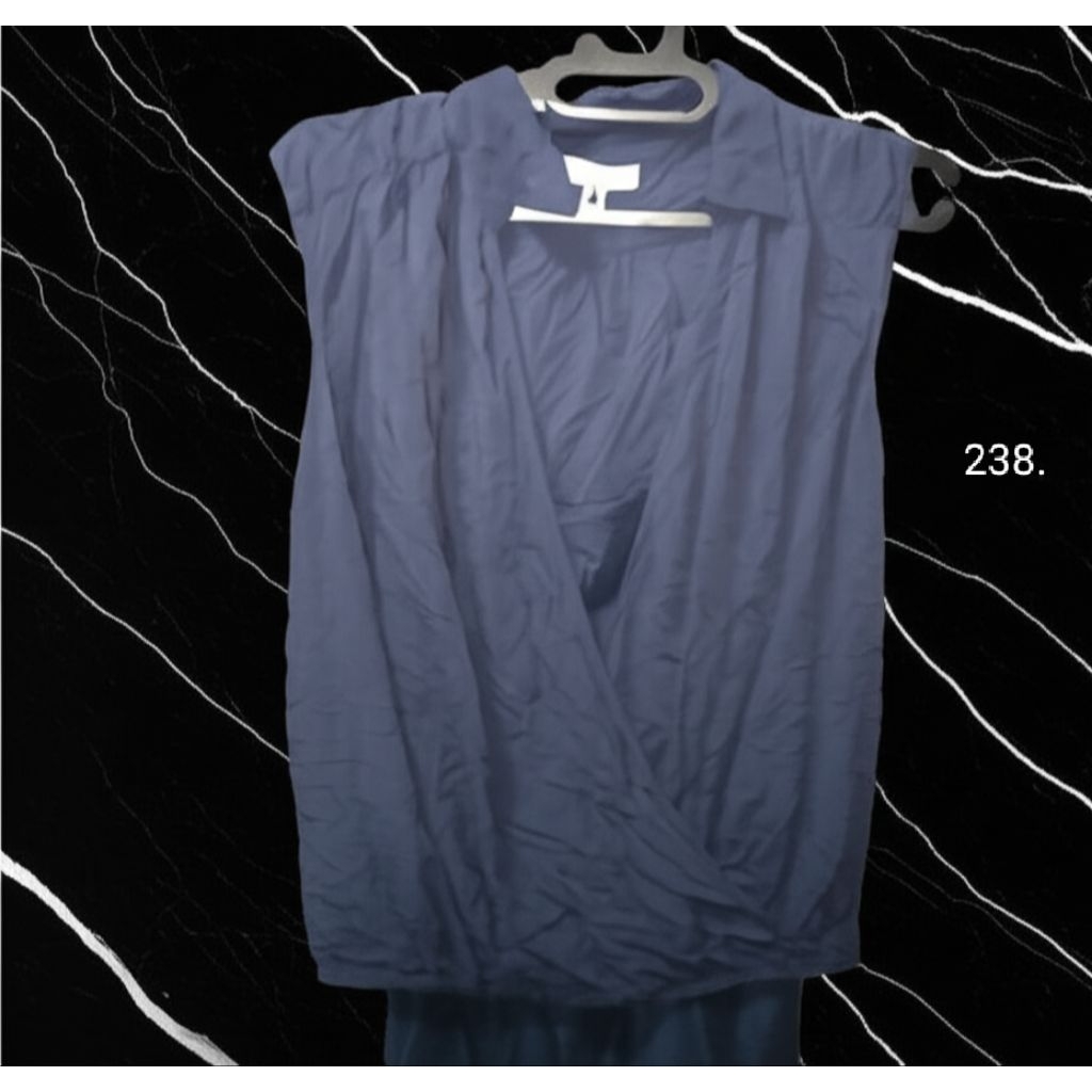 Blouse Wanita Model V-Neck Wrap / Atasan Tanpa Lengan Biru Tua / Blouse Lilit Depan