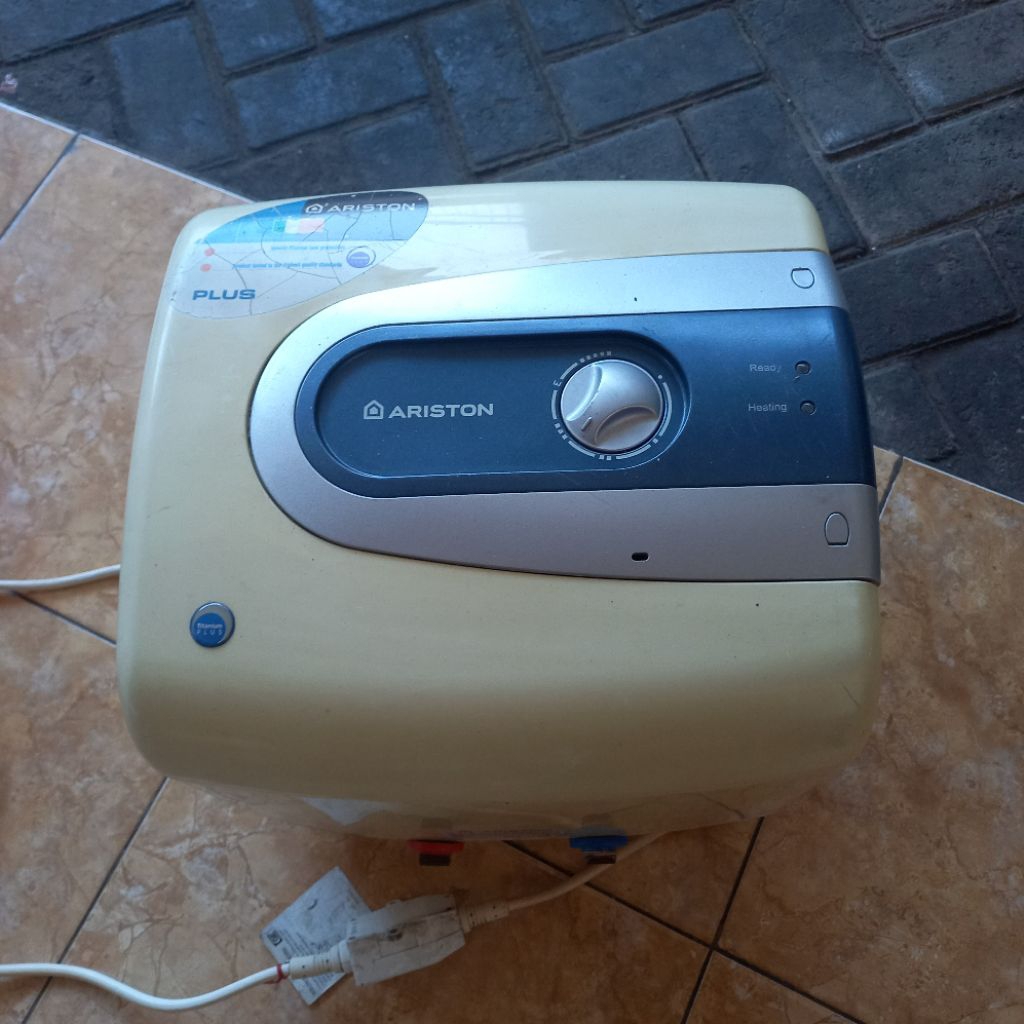 Water Heater/Pemanas air Listrik Merk Ariston 15 Liter 350watt Second