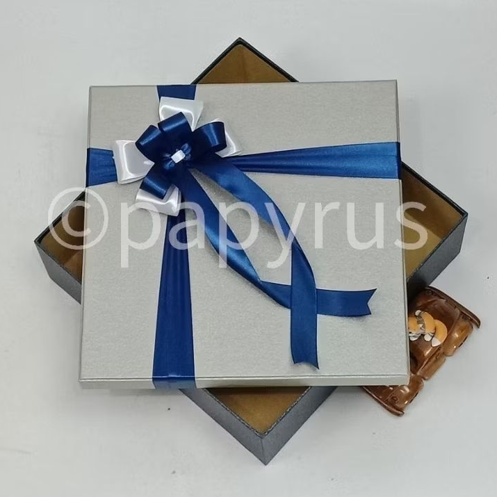 

PAPYRUS Kombinasi 30x30 Tinggi 5cm Kotak Kado Gift Box Hardbox Hampers V3
