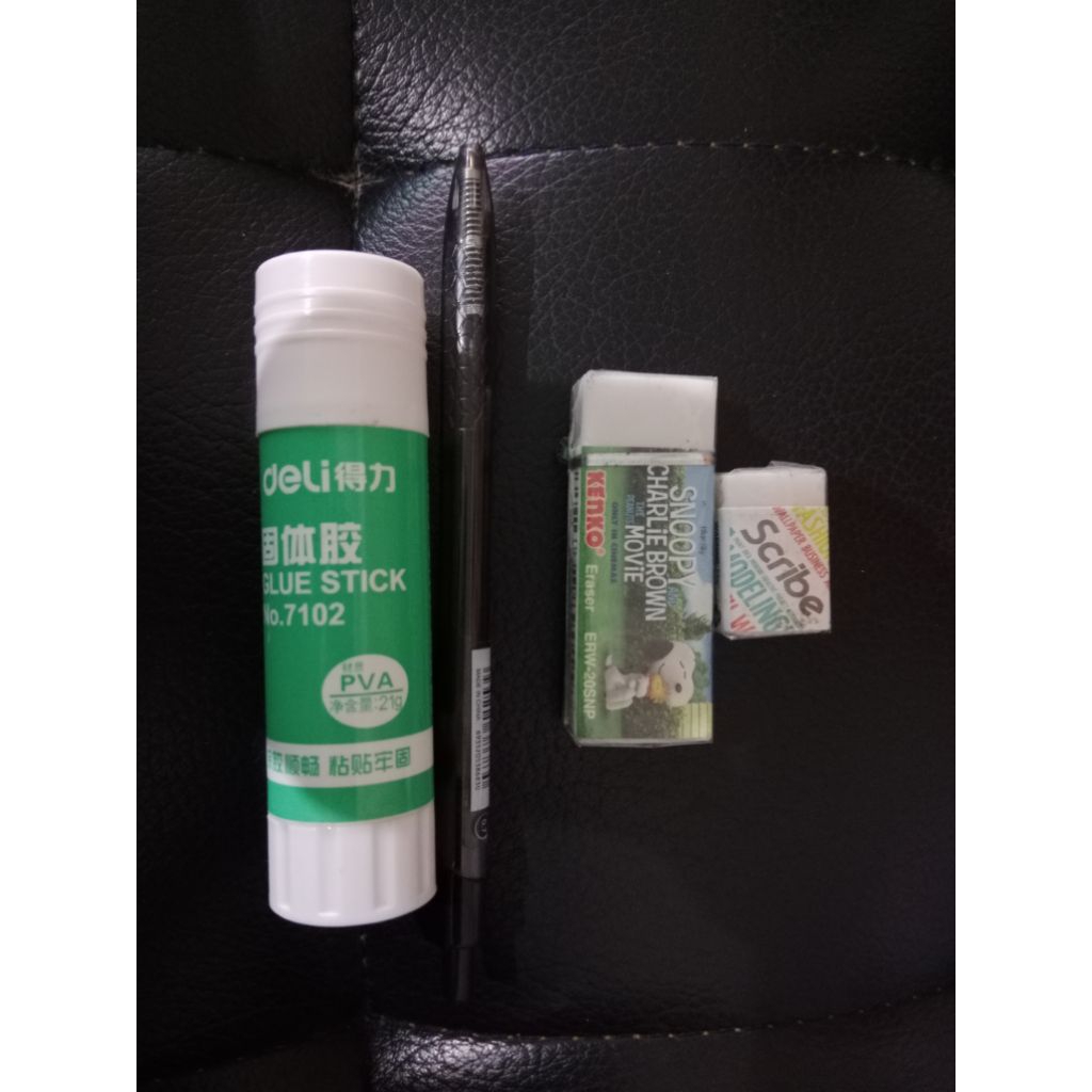 

1 set alat tulis ( 1 lem ukuran besar Deli, 1 bolpen mekanik Deli dan 2 penghapus ukuran besar dan kecil)