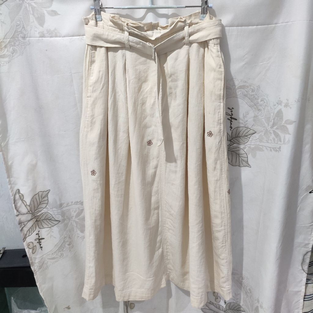Uniqlo Rok Linen Embroidery Cream Polos