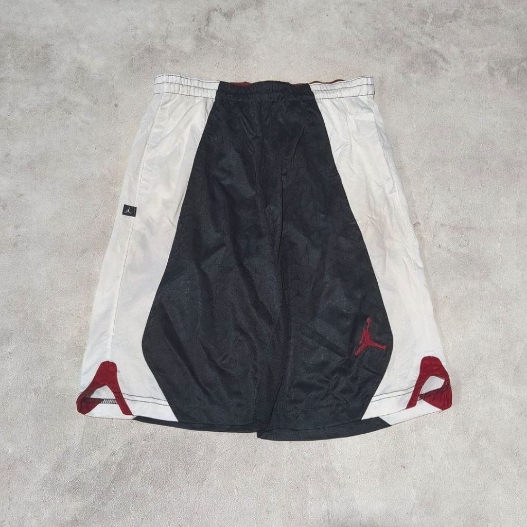 celana pendek air Jordan putih hitam list merah