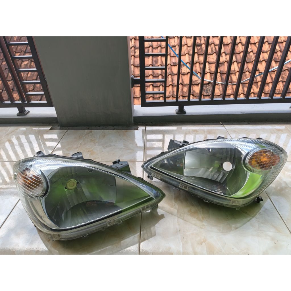 Hedlamp Lampu depan toyota  Avanza xenia Vvti tahun 2010 1 Sett Original