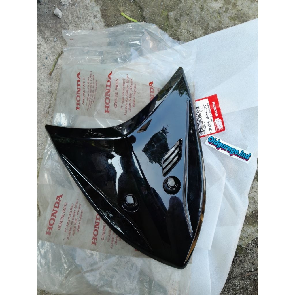 COVER PANEL TAMENG DEPAN HONDA VARIO 110 KARBU CW HITAM ORI AHM 64302-KVB-930FMB