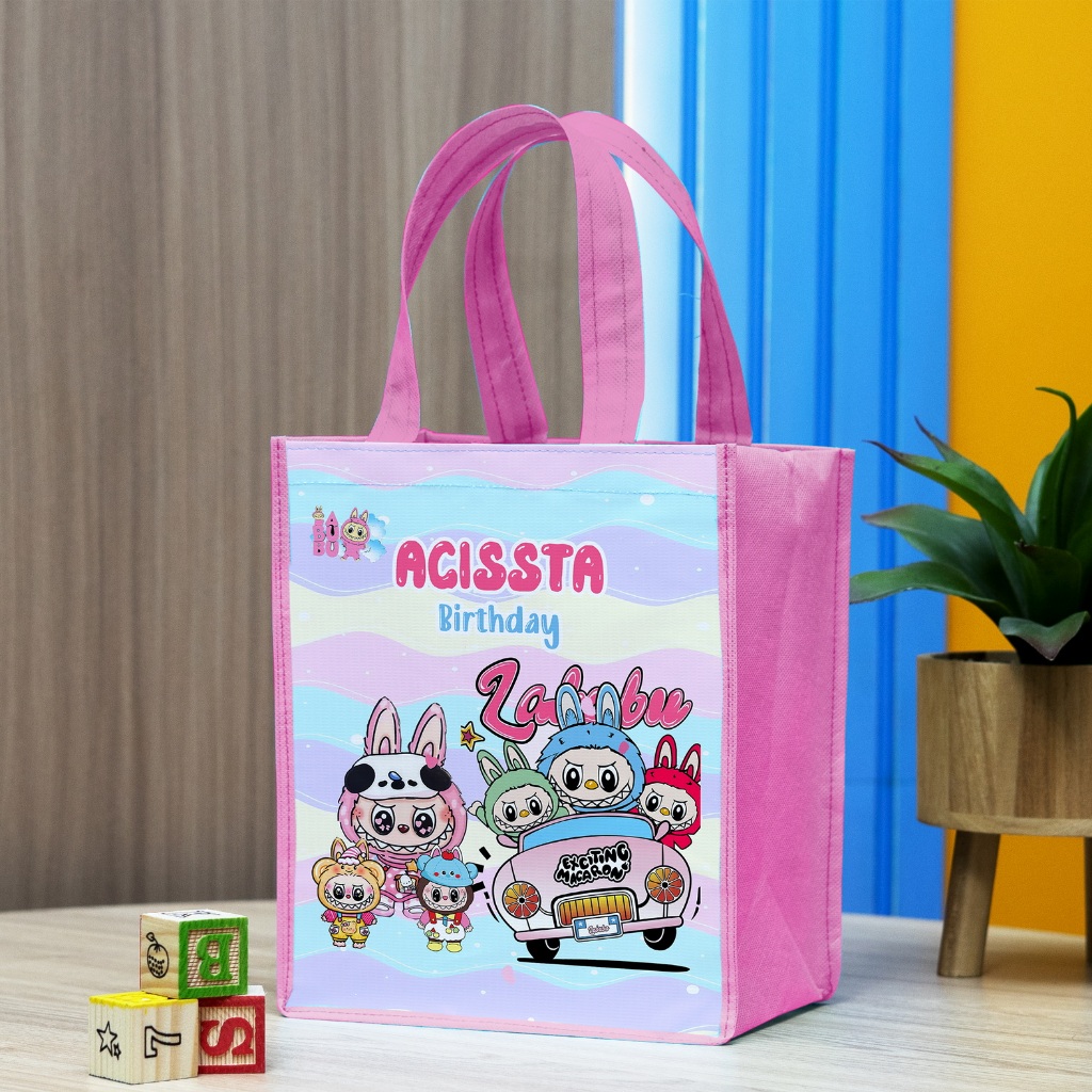 

Goodie Bag Tas Ulang Tahun Anak Motif Labubu, Muat Box KFC Dan Snack Ultah Custom Nama UK T25 P20 L13 Murah