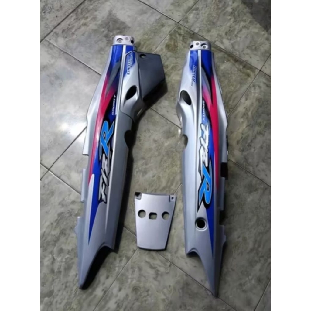 Cover body belakang motor Yamaha Fiz r F1Zr Vega lama + bok aki Warna SILVER Set Striping V1