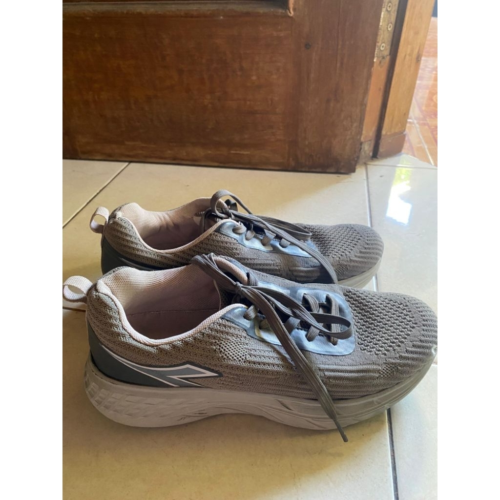 Sepatu olahraga wanita Diadora Ori (preloved)